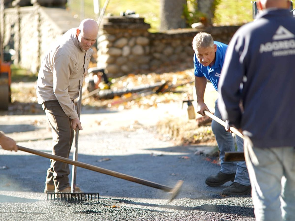 S21 E19, Mark McCullough extends an asphalt driveway