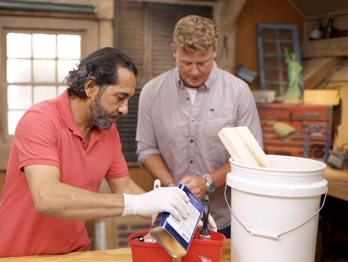 S20 E4, Mauro Henrique cleans dried up paintbrushes